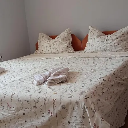 Base Apartment *